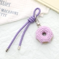 Portachiavi a forma di ciambella all'uncinetto con glassa viola e laccio in pelle - Viola