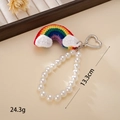 Dettaglio del ciondolo arcobaleno all'uncinetto con perline e chiusura a cuore - Stile Arcobaleno Catena di Perle