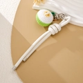 Dettaglio portachiavi kiwi all'uncinetto fatto a mano con cinturino in pelle bianca e gancio - Mela Affettata (K5135) / Cordino in Camoscio Bianco
