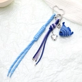 Dettaglio di ciondolo a pesce blu all'uncinetto con fibbia a cuore argento su corda - Corda Intrecciata + Ciondolo Pesce (K5124) / Blu