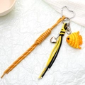 Dettaglio portachiavi a pesce all'uncinetto fatto a mano con chiusura a cuore e corde intrecciate - Corda Intrecciata + Ciondolo Pesce (K5123) / Arancione