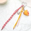Dettaglio del ciondolo a pesce fatto a mano all'uncinetto con clip a cuore in metallo - Corda Intrecciata + Ciondolo Pesce (K5125) / Rosa