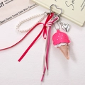 Dettaglio ciondolo borsa a cono gelato in pelle con perle e fiocco di nastro rosso - Rosa Rossa