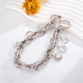 Dettaglio catena argento con pendenti a corona di perle e stelle per borsa o telefono - Ciondolo Cinturino da Polso / Stile Fiore Luna Argento
