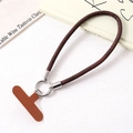 Detailansicht der dunkelbraunen geflochtenen Handykette mit Lederpatch und Metallring - Taschenschmuck (K5301) / Dunkelbraun