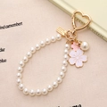 Détail d'un porte-clés perle sakura avec fleur en émail rose et fermoir coeur doré - Pendentif Sakura Bicolore Et Chaîne De Perles (K5226)