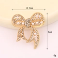 Macro detail of a 4cm crystal whale charm with dimensions 3.7cm and 6g weight - D3285 Hollow Pearl Bowknot (Gold)