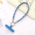Detail der Handy-Handgelenkschlaufe aus blauem Denim mit Pailletten und Metallclip - Marineblau