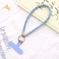 Nahaufnahme der hellblauen Denim-Handgelenkschlaufe mit Fransen und Silberpailletten - Blau