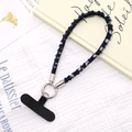 Detailansicht der Pailletten-Denim-Handschlaufe mit Silberring und Handy-Anschluss - Schwarz
