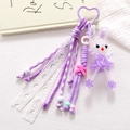 Dettaglio del portachiavi a coniglio con perline lavanda, nappa e chiusura a cuore - Corda Intrecciata con Lettere + Ciondolo Coniglio di Cristallo (K5337) / Viola