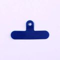Détail du patch de cordon de téléphone bleu en forme de T avec trou de suspension renforcé - Clip / Bleu foncé