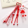 Dettaglio portachiavi a forma di coniglio con perline e gancio a cuore rosso - Corda Intrecciata con Lettere + Ciondolo Coniglio di Cristallo (K5334) / Rosso