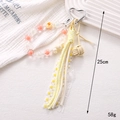 Handgefertigter Taschenanhänger mit Herzclip, Perlenkette und pastellfarbenen Quasten - Hellgelb