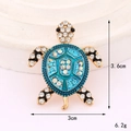 Dettaglio di un ciondolo a tartaruga in cristallo con dimensioni 3,6cm x 3cm e strass blu - Base Oro Tartaruga Strass Blu (D3290)