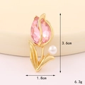 Dettaglio di una spilla a tulipano con cristallo rosa e perla, 3,6cm x 1,8cm - Tulipano Perla Gemma (Base Dorata Rosa)