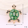 Vista dettagliata della spilla tartaruga con dimensioni: 3,6cm altezza, 3cm larghezza - Base Oro Tartaruga Strass Verde (D3293)