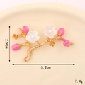 Spilla a tulipano in lega di zinco dorata con perle e fiori rosa 5,2cm x 2,9cm - Bocciolo di Prugno (Base Dorata)