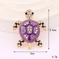 Vista macro del ciondolo a tartaruga con smalto viola e dettagli in strass colorati - Base Oro Tartaruga Strass Viola (D3294)