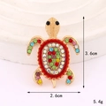 Macro di una spilla a tartaruga con strass colorati di dimensioni 3,6 cm per 2,6 cm - Base Oro Tartaruga Ovale Multicolore (D3295)