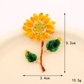 Dettaglio della spilla a girasole con petali in smalto giallo e strass scintillanti - Girasole in Smalto (Base Dorata Giallo)