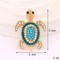 Dettaglio della spilla a forma di tartaruga in lega di zinco con cristalli blu e 3,6 cm - Base Oro Tartaruga Ovale Blu (D3297)