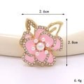 Vista dettagliata del charm tulipano rosa con perle e strass di 2,6cm per 2,8cm - Camelia in Smalto (Base Dorata Rosa)