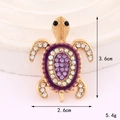 Spilla tartaruga in lega di zinco dorata con strass viola e bianchi, misura 3,6x2,6cm - Base Oro Tartaruga Ovale Viola (D3299)