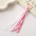 Dettaglio del ciondolo intrecciato rosa e bianco con chiusura a cuore e pizzo - Ciondolo Intrecciato Cuore Traforato Pizzo / Rosa