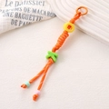 Détail d'un porte-clés en corde tressée orange avec lettres OK colorées et crochet - Orange