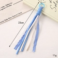 Détail du bijou de sac tressé bleu à carreaux et dentelle, long 23cm et pesant 11g - Bleu