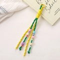 Primer plano de llavero tejido con cuentas de colores y un clip de metal amarillo para bolsos - Colgante de Cuerda Trenzada con Cuentas de Bola de Lana (K5387) / Amarillo y Verde