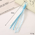 Détail d'un bijou de téléphone tressé de 23cm avec franges bleues et dentelle - Bleu lac