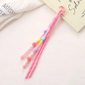 Detalle macro del llavero de cuerda trenzada rosa con nudos decorativos de colores - Colgante de Cuerda Trenzada con Cuentas de Bola de Lana (K5389) / Rosa