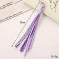 Détail d'un pendentif gland tissé violet avec dentelle et ruban à carreaux pour sacs - Violet