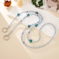 Dettaglio della tracolla in perline di vetro azzurro con ciondoli a bacca e anelli argento - Catena a tracolla / Stile Mirtillo Blu