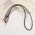 Dettaglio del cinturino per telefono a scacchi nero e grigio con ganci in metallo dorato - Nero (Scacchiera)