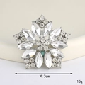Λεπτομέρεια από ασημένια καρφίτσα λουλούδι με στρας, πλάτος 4,3 εκ. και βάρος 15 γρ. - Λουλούδι Μαρκησία (Ασημί Λευκό) (D3336)