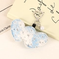 Nahaufnahme vom Denim-Stern Anhänger mit silbernen Pailletten und einer weißen Perle - Charms / Pailletten Denim Hellblau