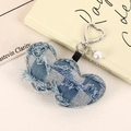 Detailaufnahme Herz-Anhänger aus Denim mit Karomuster, Fransen und Perle - Charms / Schachbrettmuster Denim Blau