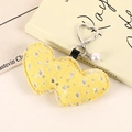 Detail eines gelben Denim-Herzanhängers mit silbernen Pailletten und weißer Perle - Charms / Pailletten Denim Gelb