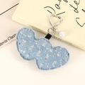 Detail eines Pailletten-Denim Herz-Anhängers mit silbernem Verschluss und Perle - Charms / Pailletten Denim Blau