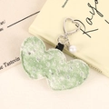 Portachiavi a cuore in tessuto verde chiaro con paillettes e perla su sfondo rustico - Ciondolo / Paillettes Denim Verde Erba