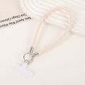 Detail van roze PU-telefoonkoord met zilveren ringsluiting en universele connector - Wit