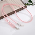 Dettaglio del cordino intrecciato rosa con chiusure a moschettone in argento lucido - Rosa