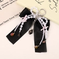 Eleganter schwarzer Satin-Schleifen-Taschenanhänger mit Perlenketten und rosa Schleifen - Schwarz (K5555)