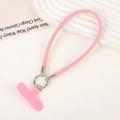 Detailopname van de roze pluche telefoonpolsband met duurzame metalen ring en zacht. - Roze