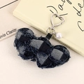 Detail eines Denim-Schmetterlings-Schlüsselanhängers mit Fransen, Herzschließe und Perle - Charms / Schachbrettmuster Denim Navyblau