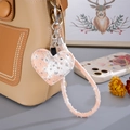Pendentif cœur en denim rose avec paillettes argentées sur un sac à main beige - Orange (K5624)