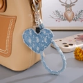 Bijou de sac en jean bleu en forme de cœur avec paillettes argentées et dragonne - Bleu (K5623)